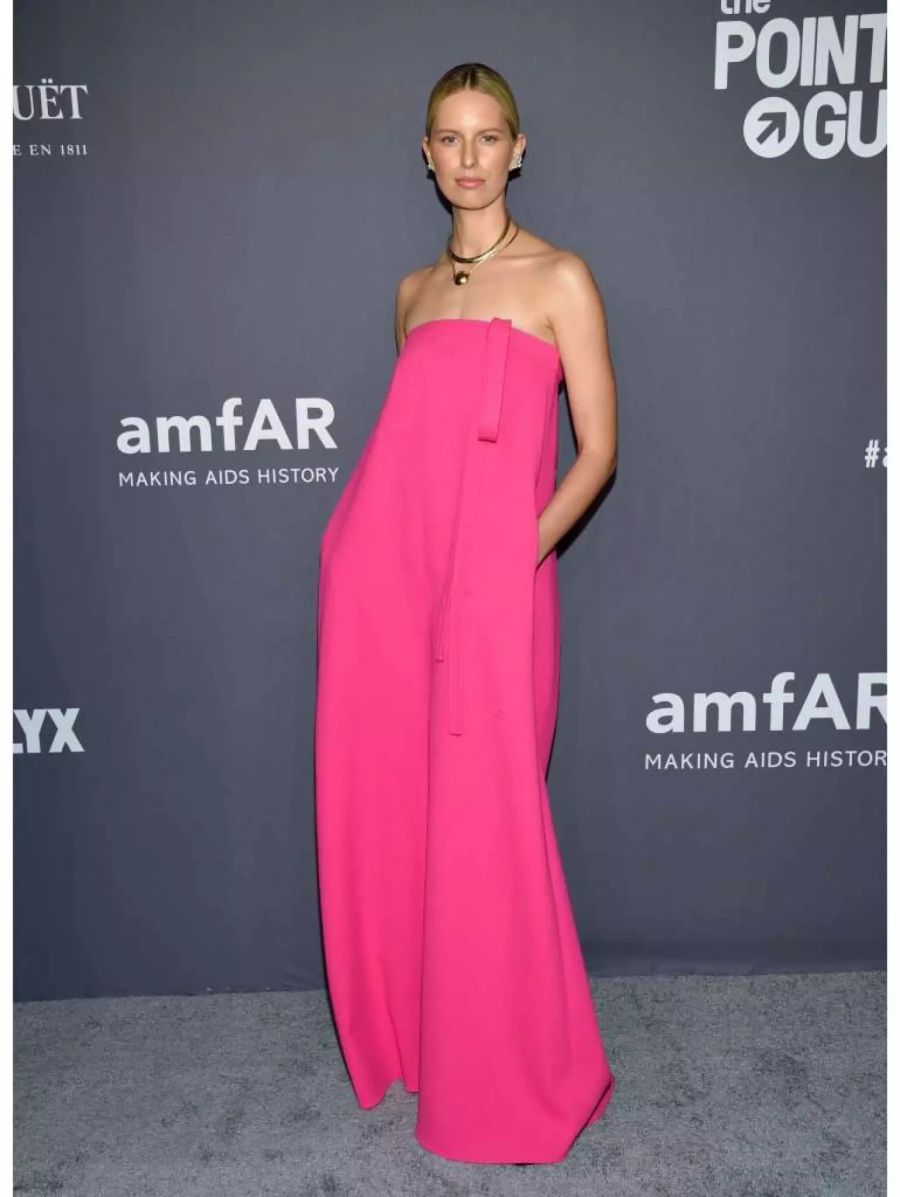 Model Karolina Kurkova zeigte sich an der amfAR Gala ungewohnt angezogen.