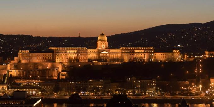 Blick auf den erleuchteten Burgpalast auf dem Burgberg in Budapest. Burgpalast in Budapest