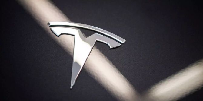 Auf der Motorhaube eines Elektroautos von Tesla ist das Logo zu sehen.