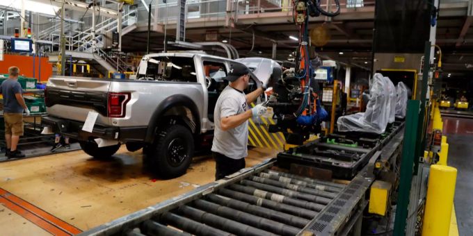 Ford konnte nur noch 221'000 Fahrzeuge verkaufen. Autoherstellung bei Ford.