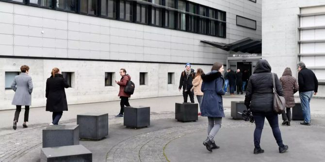 Prozessteilnehmer vor dem Bezirksgericht Lenzburg.