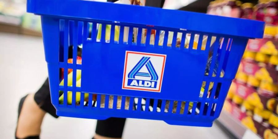 Statt Dauerniedrigpreisen soll es bei Aldi nun auch Sonderangebote für Markenartikel geben. Foto: Rolf Vennenbernd