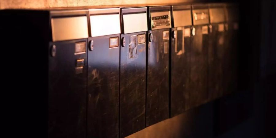 Briefkästen in einem Wohnhaus. In Berlin hat sich ein Postbote an einem mit Rasiermessern gespickten Briefkasten verletzt. Foto: Sebastian Kahnert/ZB/Symbol