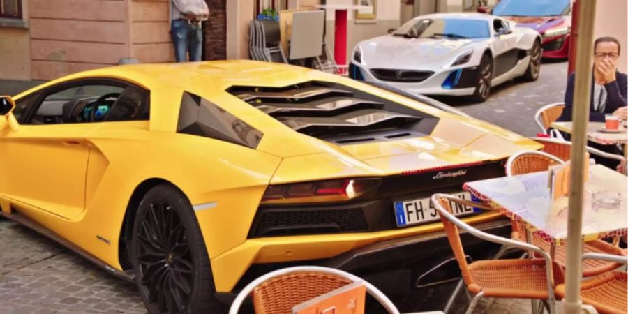 Clarkson fährt mit seinem Lamborghini Stühle eines Strassencafés um.