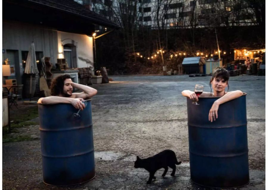 Die Ruhe vor dem Sturm Nicola Mastroberardino (Gianni) und Vera Bommer (Nele) in Seitentriebe.