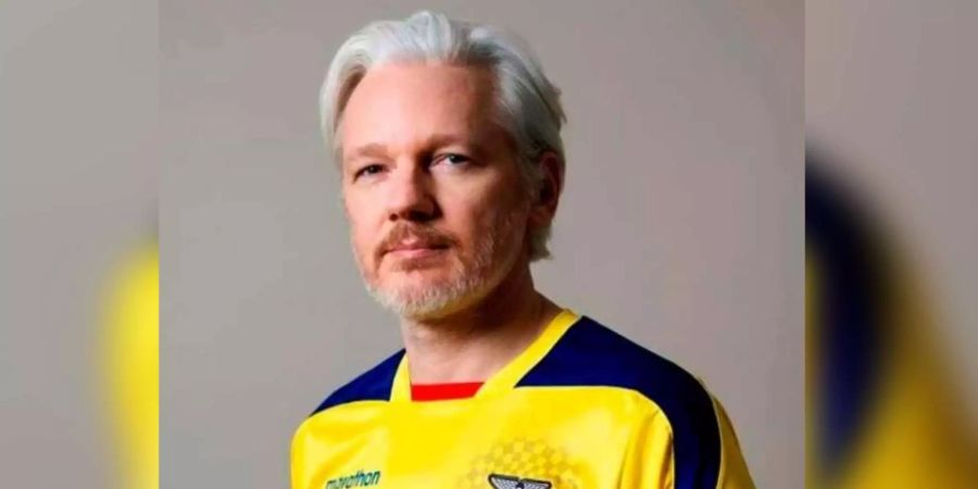 Julian Assange im Trikot der ecuadorianischen Nationalmannschaft