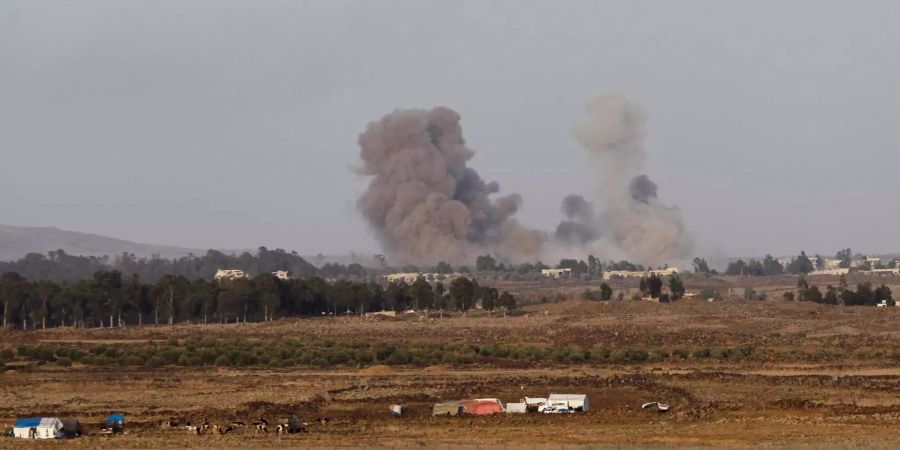 Die im von Israel kontrollierten Teil der Golanhöhen entstandene Aufnahme zeigt Rauchwolken nach Explosionen im syrischen Teil des Gebiets, nahe der Waffenstillstandslinie.