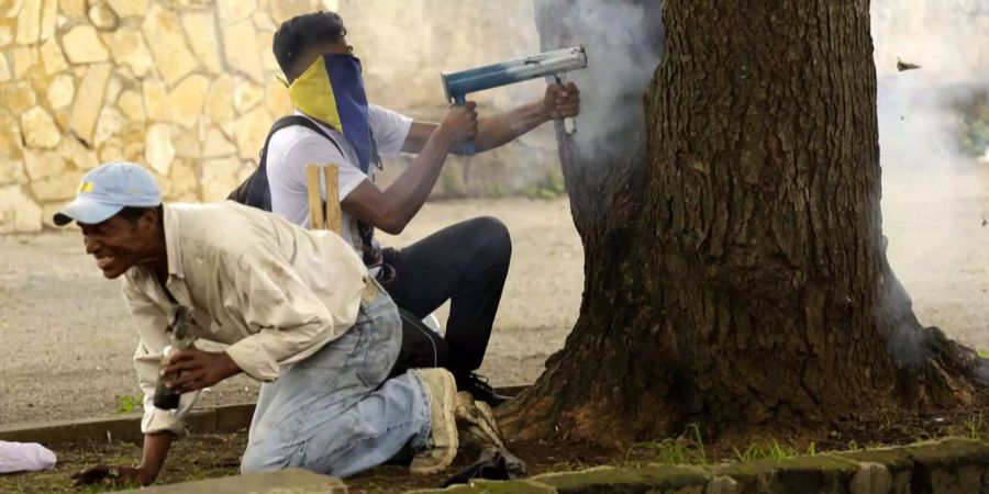 Demonstranten benutzen selbstgebastelte Waffen: Polizei und Demonstranten geraten in Nicaragua weiterhin aneinander