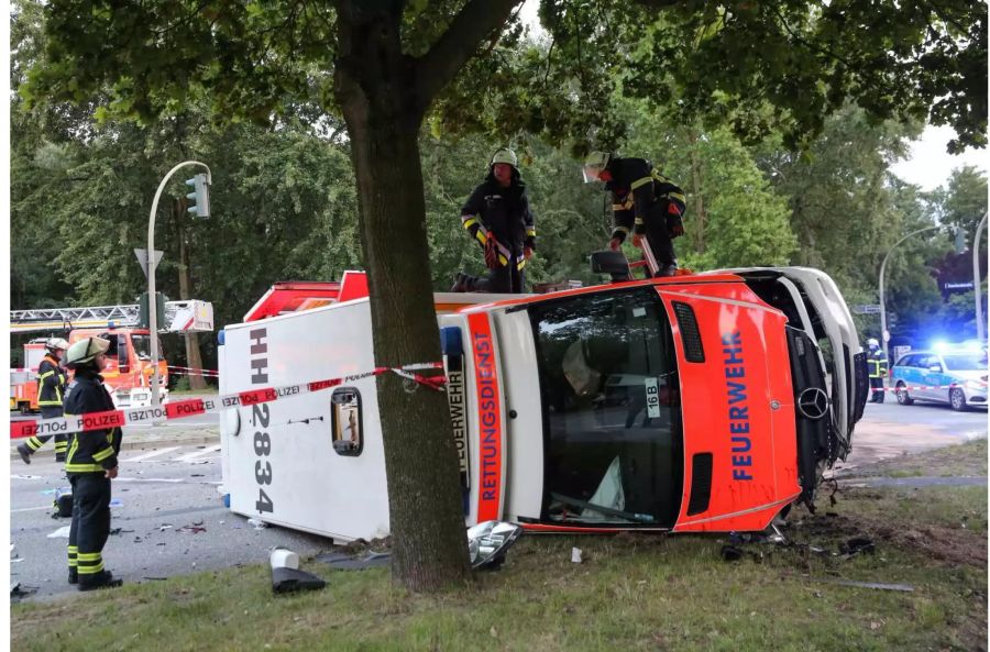 Die Wucht des Aufpralls warf den Krankenwagen um.