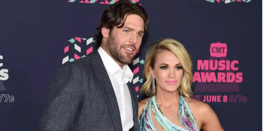 Mike Fisher und Carrie Underwood kommen bei den CMT Music Awards in der Bridgestone Arena am Mittwoch,