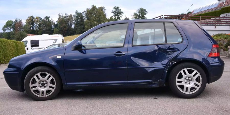 Verunfalltes blaues Auto mit Beule in Hintertür - zvg Kantonspolizei St. Gallen