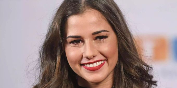 Sarah Lombardi blickt in die Kamera. Sarah Lombardi