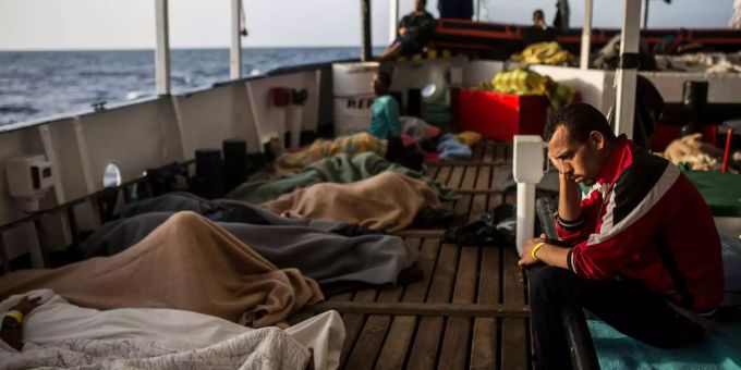 Geflüchtete auf dem Rettungsschiff der Proactiva Open Arms. Geflüchtete auf dem Rettungsschiff der Proactiva Open Arms.