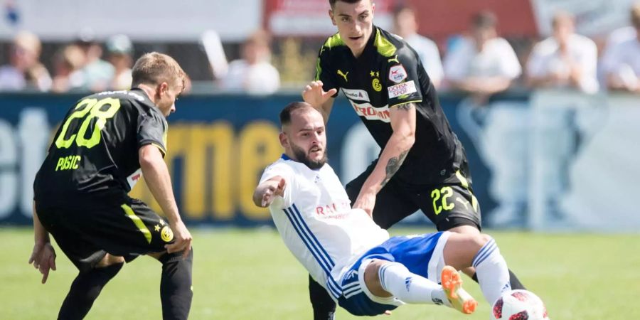 Die GC-Spieler Pusic (28) und Zesiger (22) kämpfen im Schweizer Cup gegen Buochs.