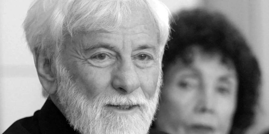 Uri Avnery, Publizist und Friedensaktivist aus Israel, nimmt zusammen 2002 mit seiner Frau Rachel im Oldenburger Kulturzentrum PFL an einer Pressekonferenz als neuer Träger des Carl-von-Ossietzky-Preises für Zeitgeschichte und Politik der Stadt Oldenburg teil. Der israelische Friedensaktivist Uri Avnery mit deutschen Wurzeln ist in der Nacht zum Montag in Tel Aviv gestorben.