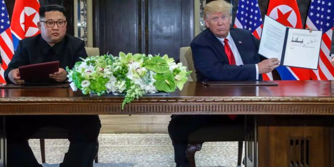 In der Vereinbarung verpflichtet sich Kim zur vollständigen atomaren Abrüstung. In der Vereinbarung verpflichtet sich Kim zur vollständigen atomaren Abrüstung.