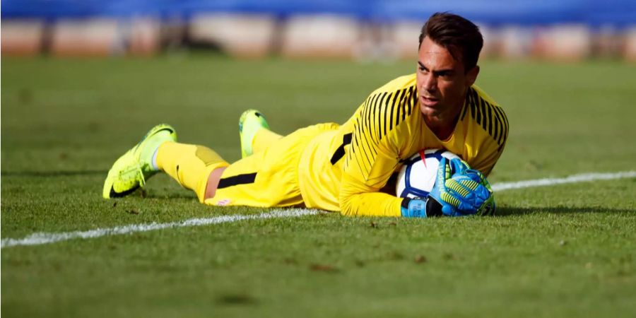 Goalie Diego Benaglio im Monaco-Trikot hält den Ball sicher in den Händen.