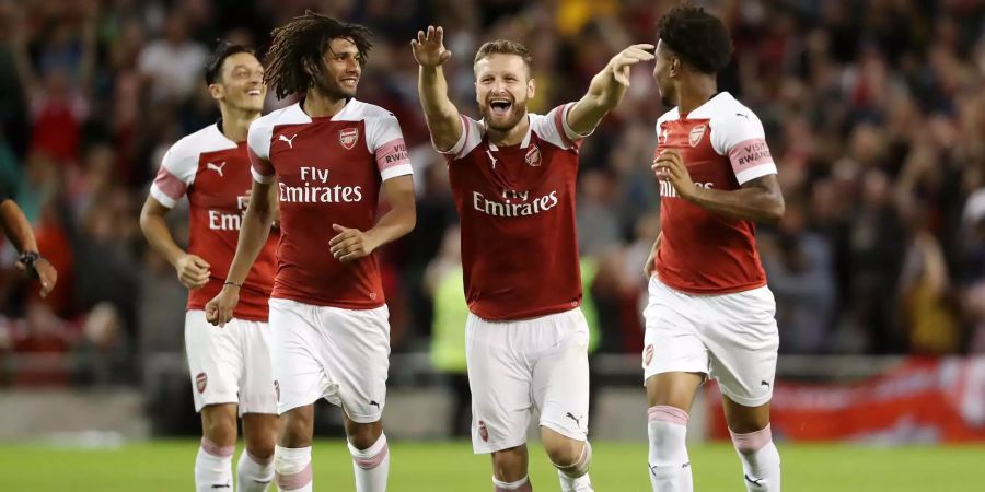 Arsenals Mohamed Elneny (2.v.l.) und Shkodran Mustafi (2.v.r.) jubeln über den Sieg am Champions Cup.