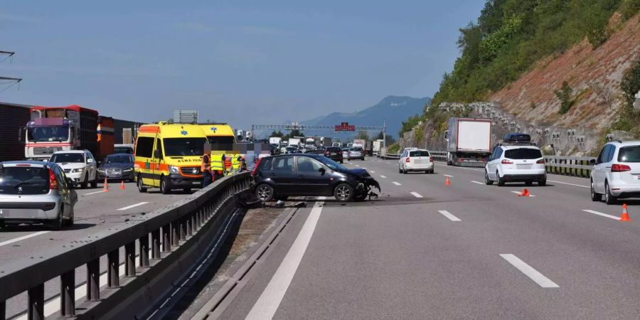 Das Auto kollidierte mit der Mittelleitplanke und verschob diese auf die Gegenfahrbahn.