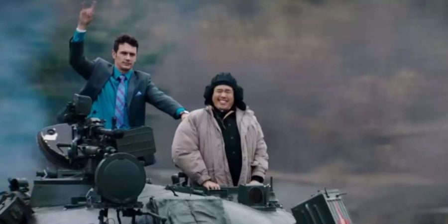 James Franco (links) in der Rolle des Amerikaners: Im Film werden Kim Jong Un (dargestellt von Randall Park) und er zunächst dicke Freunde. Ob das zwischen Kim und Donald auch passiert?