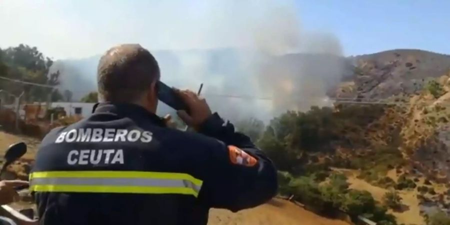 Die Feuerwehrmänner in spanischen Exklave Ceuta haben in den letzten Tagen immer wieder mit Bränden zu kämpfen.