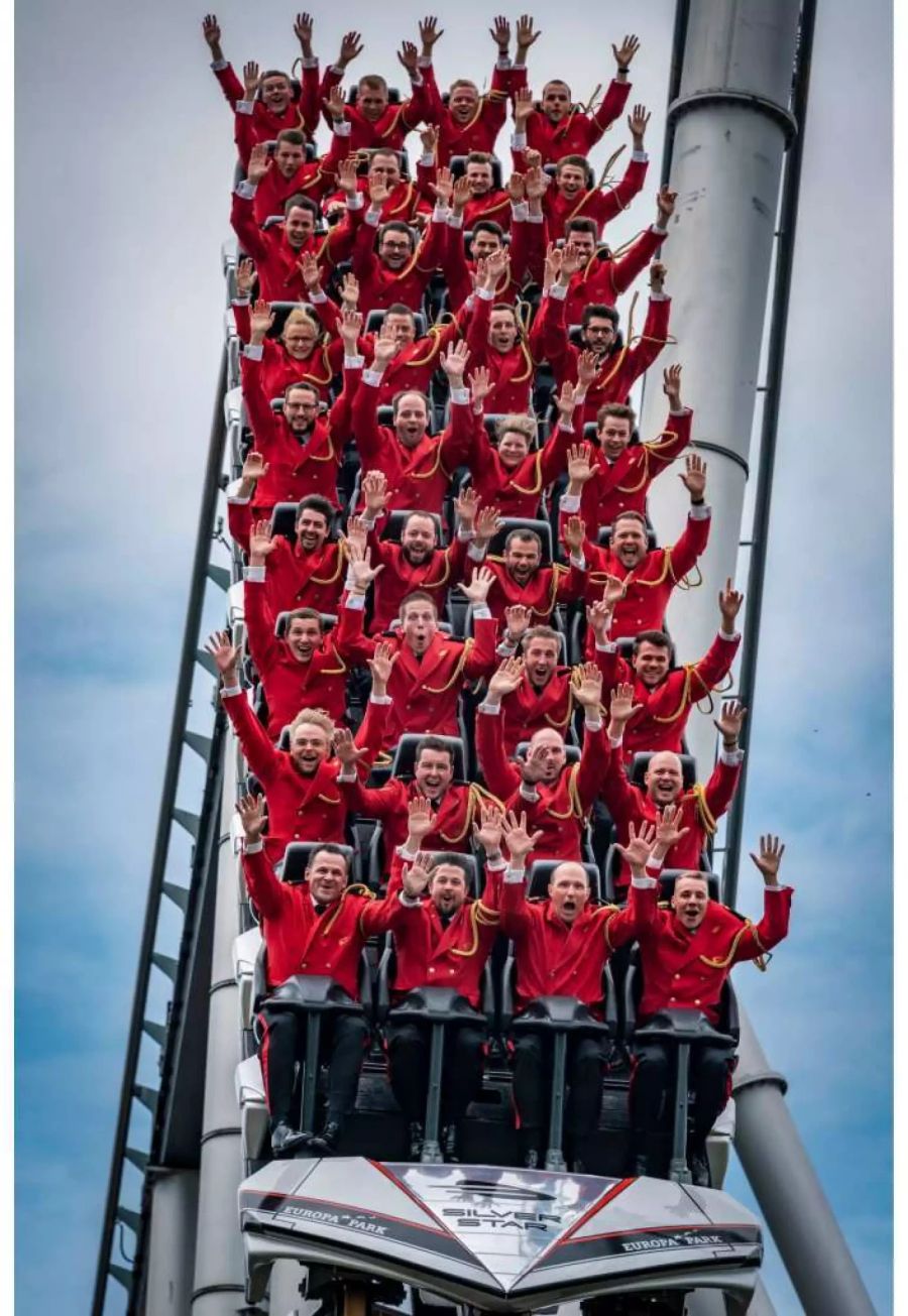 Das Elite-Orchester Swiss Army Central Band geniesst schon einmal die Achterbahn im Europapark.