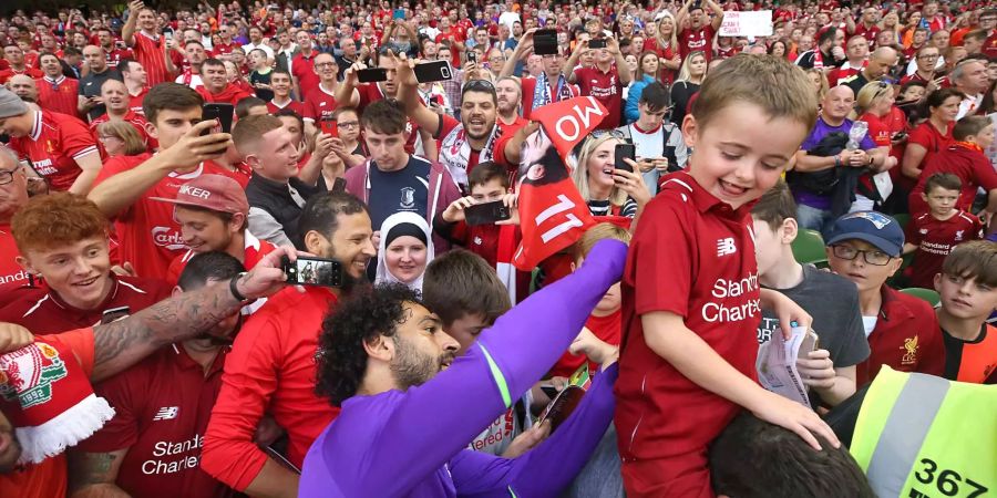 Nach dem Freundschaftsspiel zwischen dem FC Liverpool und dem SSC Neapel gibt Mohamed Salah vom FC Liverpool nach dem Spiel Autogramme.