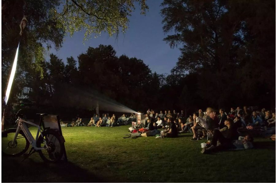 Besucher am Cinema Sud in Nidau BE.