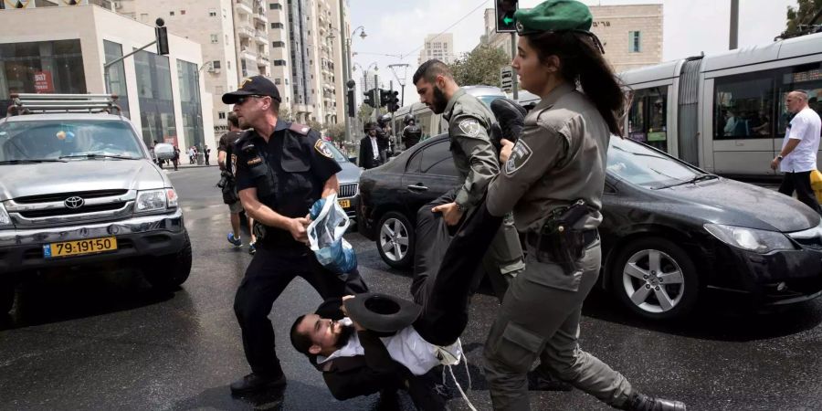 Zwischen den streng-orthodoxen Juden und der israelischen Polizei kam es während der Demonstration zu Handgreiflichkeiten.