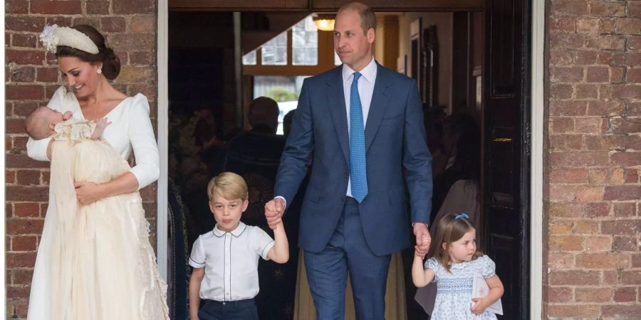 Kate ist eine erfahrene Mutter: Kate, Prinz William, der kleine Prinz George und sein Schwesterchen Charlotte an der Taufe von Prinz Louis.