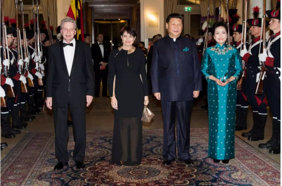 Doris Leuthard im halbtransparenten Kleid anlässlich des Staatsbesuchs aus China. Links von ihr Gatte Roland Hausin, rechts Präsident Xi Jinping und Gattin Peng Liyuan. Leuthards Kleid ist von Akrin, Pengs wohl eher nicht und bei den Herren wagen wir nichtt zu spekulieren, ob dem Textil besonderes Augenmerk gewidmet werden sollte.