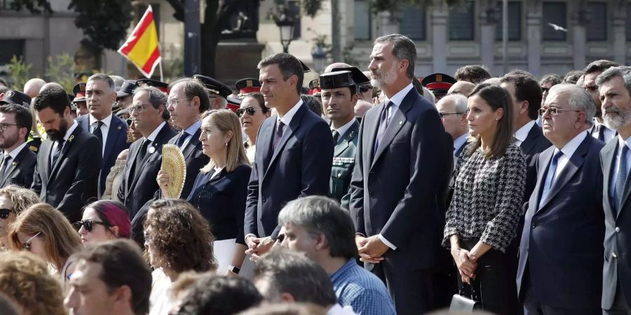 An der Gedenkfeier zu Ehren der Oper der Anschläge in Barcelona vor einem Jahr nahmen auch König Felipe VI. (4.v.r.), seine Frau Letizia (3.v.r.) und der Spanische Ministerpräsident Pedro Sanchez (6.v.r.) teil.