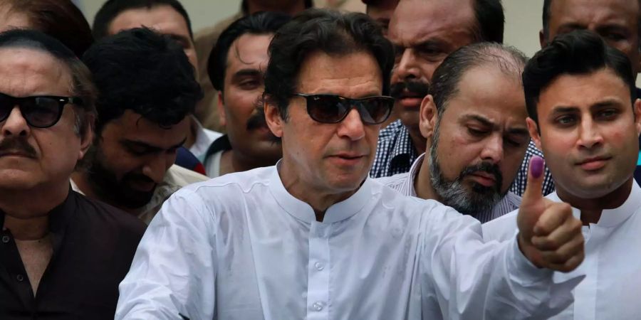 Der ehemalige Kricket-Star Imran Khan hat sich selber zum Wahlsieger in Pakistan erklärt.