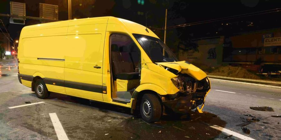 In Kriens LU kollidierte ein Lieferwagen mit einem Auto.