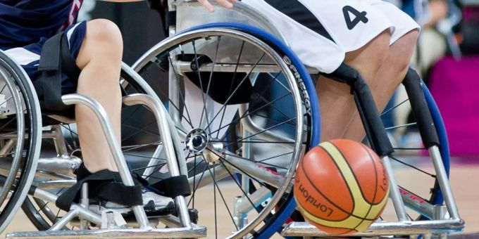 Zwei Rollstuhlbasketballerinnen kämpfen während der Paralympics 2012 um den Ball. Zwei Rollstuhlbasketballerinnen kämpfen während der Paralympics 2012 um den Ball.
