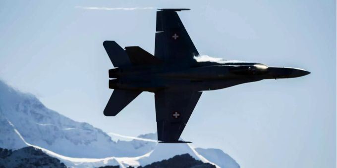 Fanny Chollet ist die erste Frau, die einen F/A-18 fliegen wird. Fanny Chollet ist die erste Frau, die einen F/A-18 fliegen wird.