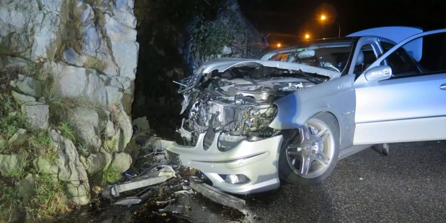 Ein Personenwagen kollidierte in Läufelfingen BL mit einer Felswand.