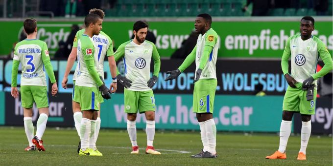 Fünf Niederlagen und ein Unentschieden in den letzten sechs Bundesligaspielen. Und am Samstag mit einem späten Eigentor gegen Schalke verloren – den VfL Wolfsburg ziehts immer tiefer in den Abstiegsstrudel. Fünf Niederlagen und ein Unentschieden in den letzten sechs Bundesligaspielen. Und am Samstag mit einem späten Eigentor gegen Schalke verloren – den VfL Wolfsburg ziehts immer tiefer in den Abstiegsstrudel.