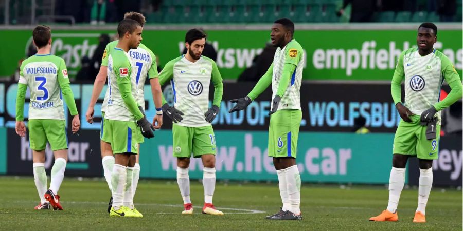 Fünf Niederlagen und ein Unentschieden in den letzten sechs Bundesligaspielen. Und am Samstag mit einem späten Eigentor gegen Schalke verloren – den VfL Wolfsburg ziehts immer tiefer in den Abstiegsstrudel.