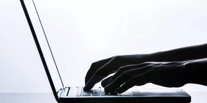 Eine Person arbeitet an einem Laptop (Symbolbild). Graphics Interchange Format