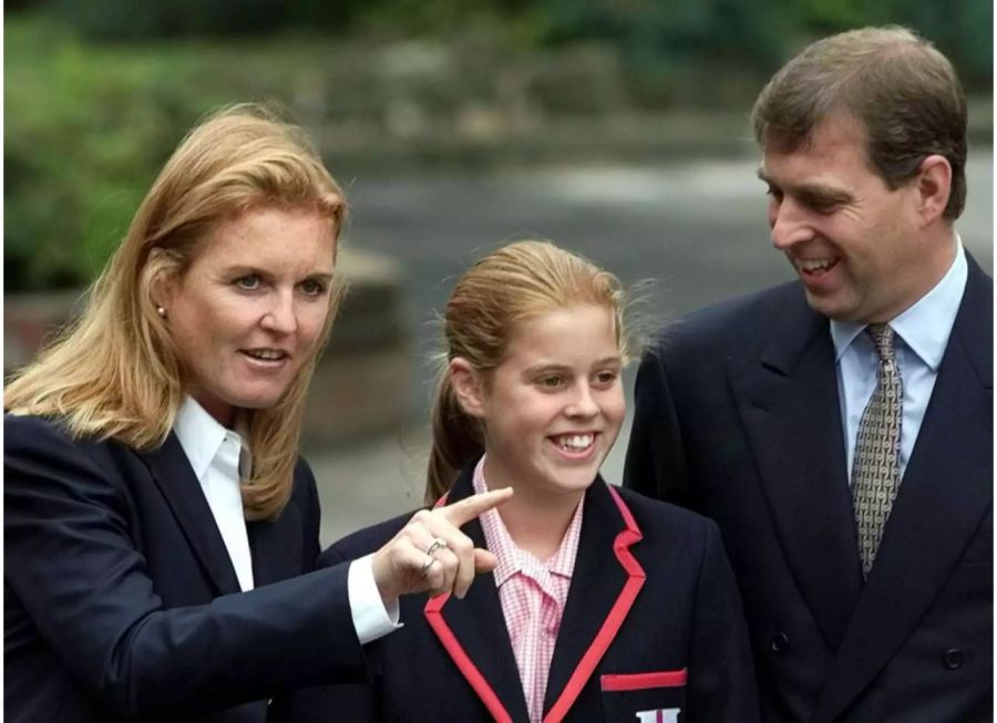 Prinzessin Beatrice an ihrem ersten Schultag im Jahr 2000. Begleitet wird sie von ihren Eltern «Fergie» und Prinz Andrew.