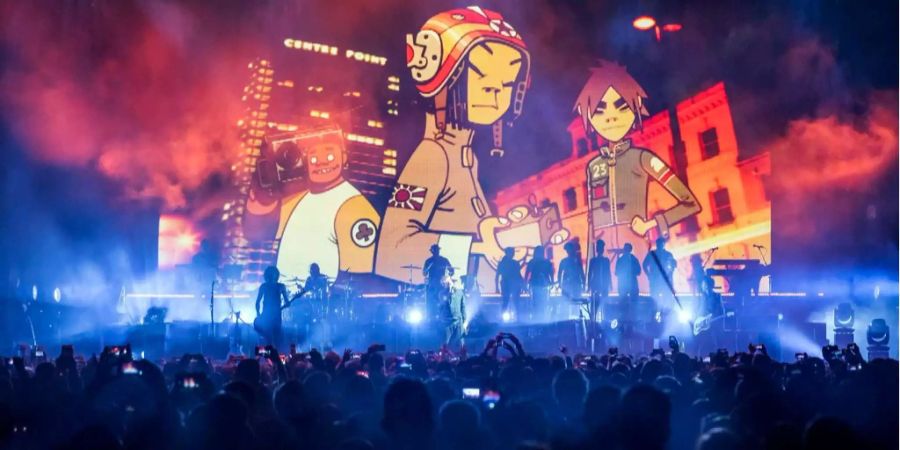 Gorillaz spielen ihre Stücke meist in Echtzeit zu den Videos im Hintergrund.