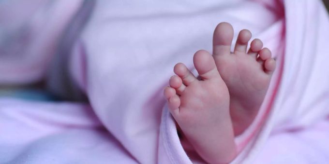 Die Füsse eines Babys. (Symbolbild) Coronavirus