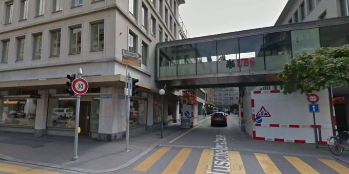 Dieses Gebäude der UBS steht am Donnerstagmittag in Flammen. Dieses Gebäude der UBS steht am Donnerstagmittag in Flammen.