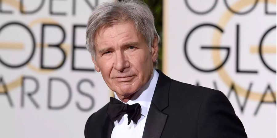 Harrison Ford posiert bei den Golden Globes für die Fotografen.