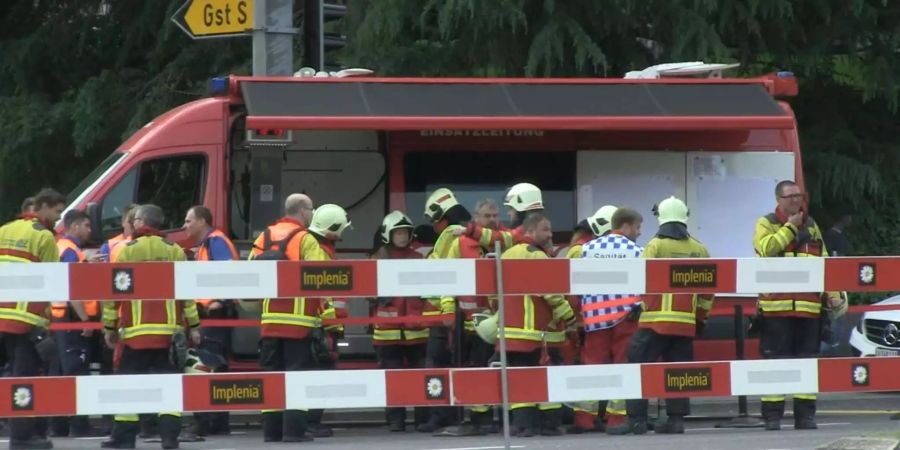 Die Feuerwehr und Polizei stehen vor Ort im Einsatz.