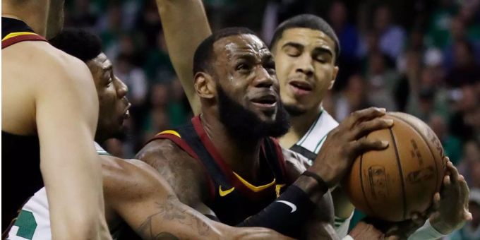 Kein Durchkommen für LeBron James gegen Boston. Kein Durchkommen für LeBron James gegen Boston.