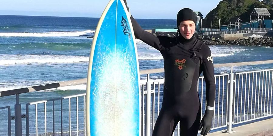 Gar in Neuseeland geht der 21-jährige Hablützel surfen, auch wenn es etwas kalt sei...