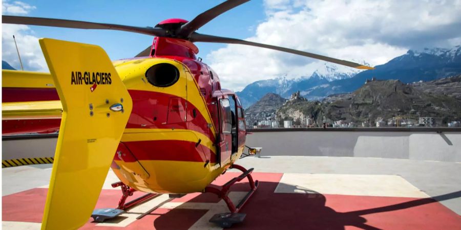 An der Suchaktion beteiligt waren Mitarbeitende der SAC Rettungsstation Lauterbrunnen, ein Helikopter der Air-Glaciers und Gebirgsspezialisten der Kantonpolizei Bern.