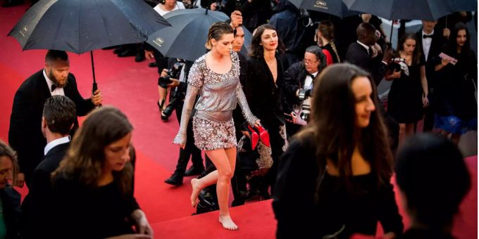 ... geht barfuss über den Roten Teppich in Cannes. ... geht barfuss über den Roten Teppich in Cannes.
